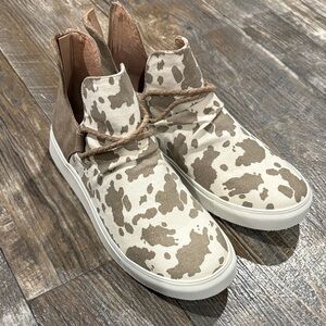 Very G womens Brown and Cream Patterned Sneakers